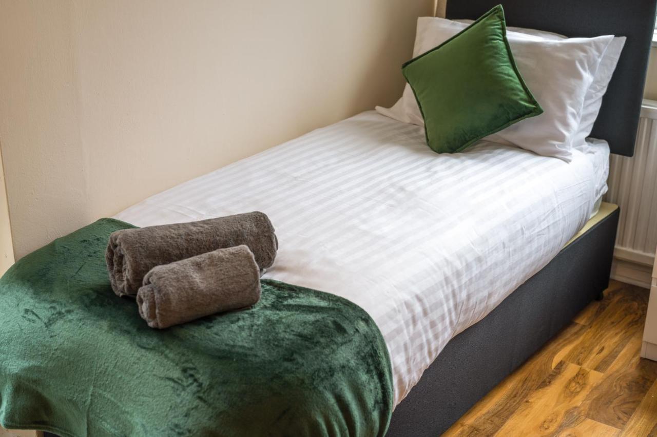 Pierocks Carver Entire House, Hot Tub & Wifi High Wycombe Zewnętrze zdjęcie
